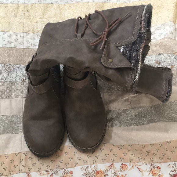 Woman’s fall brown boot - Picture 2 of 5